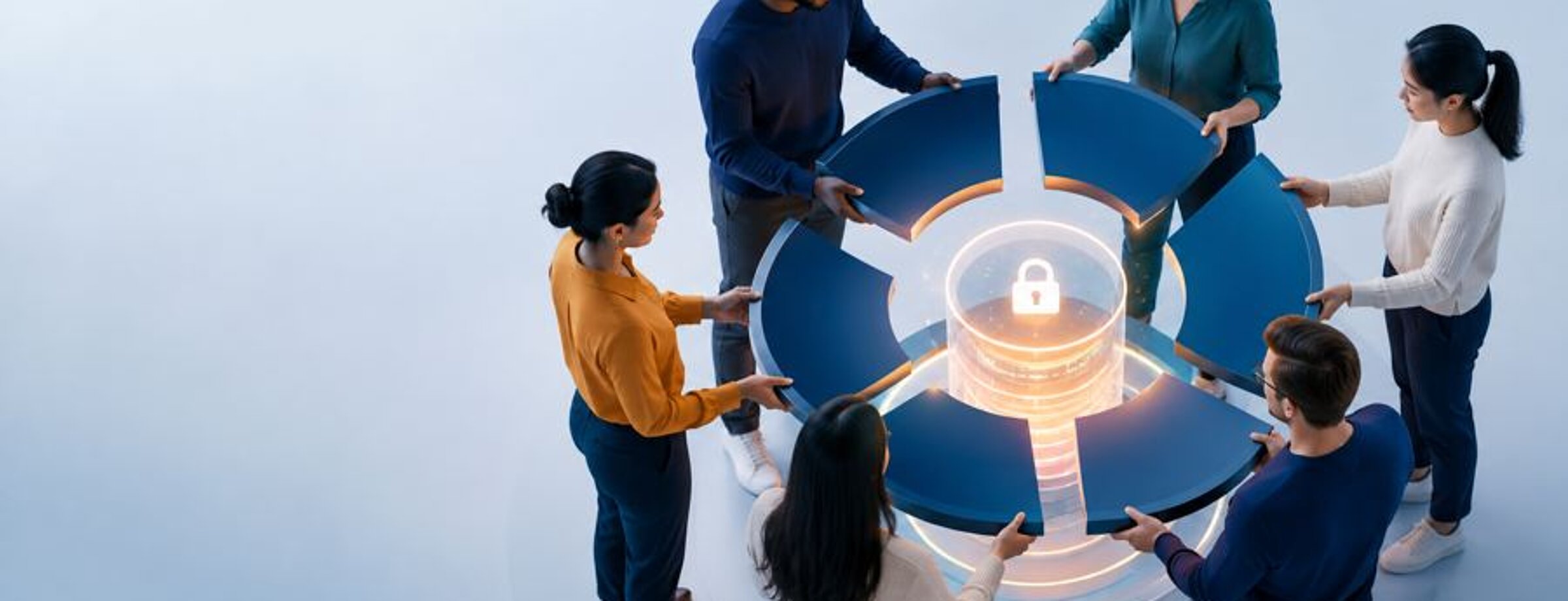 Team setzt gemeinsam ein Kreisdiagramm mit Schloss-Symbol zusammen