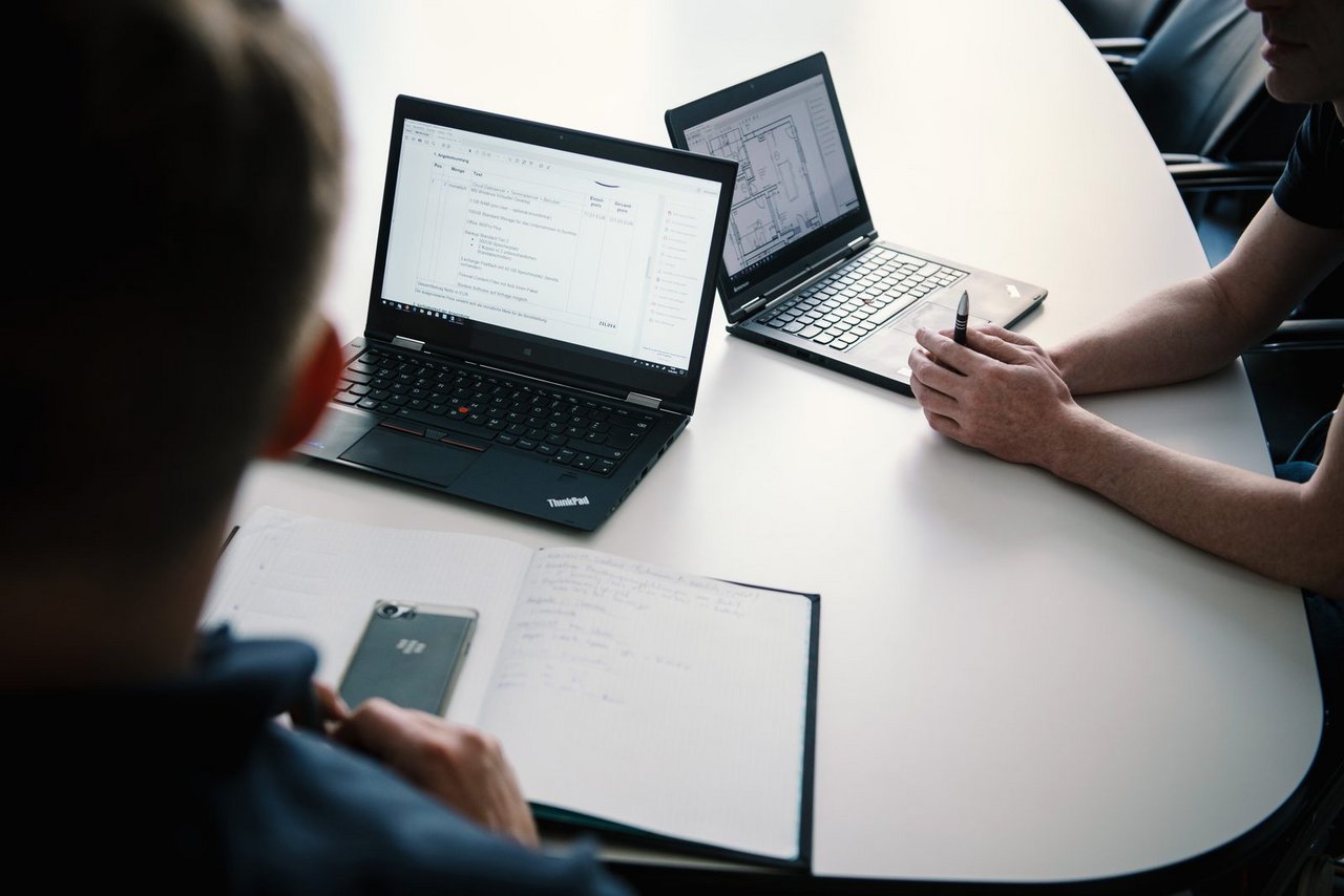 Laptops und Notizbuch auf dem Besprechungstisch