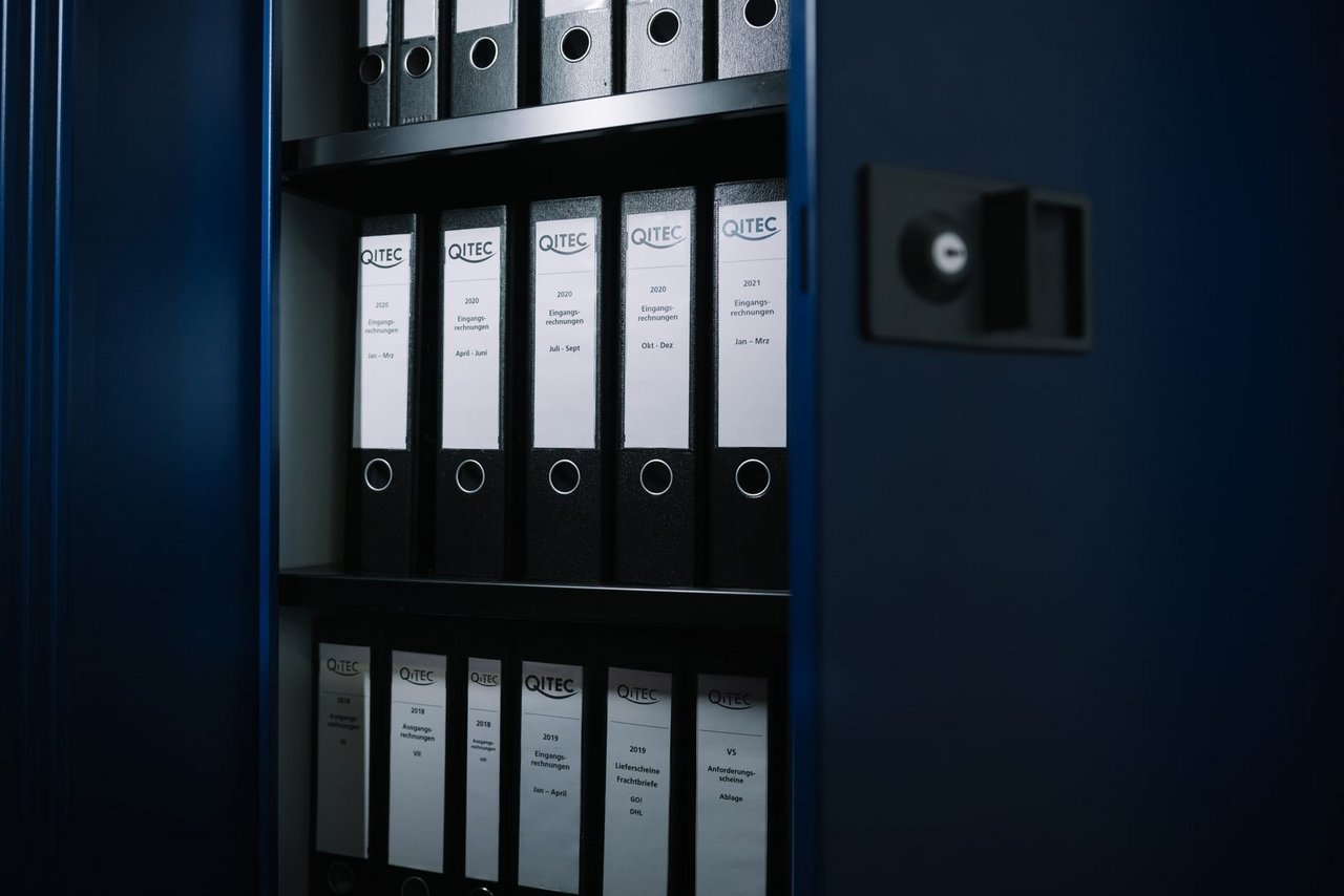Aktenschrank mit QITEC-Ordnern