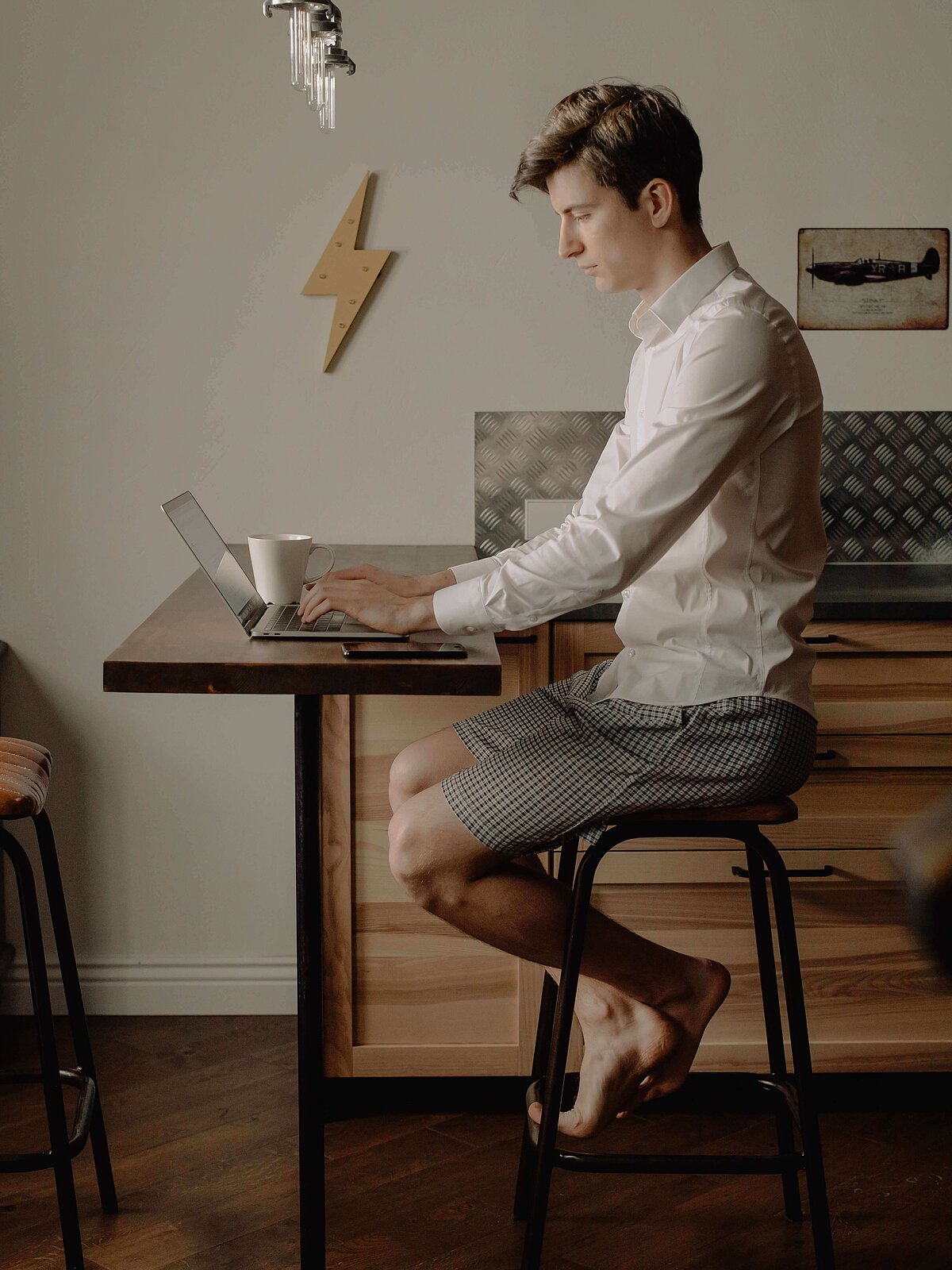 Person arbeitet am Laptop im Homeoffice