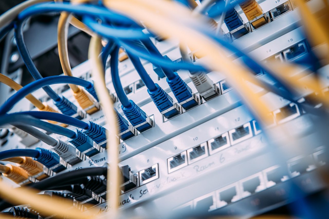 Patchfeld mit Netzwerkkabeln im Serverschrank