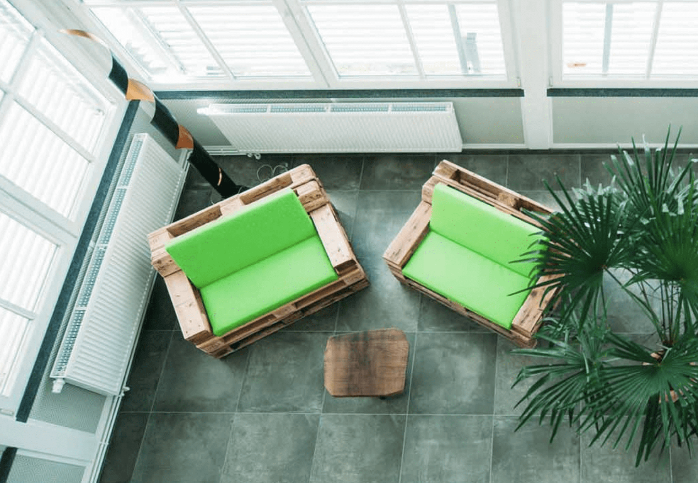 Moderne Bürolounge mit Palettenmöbeln