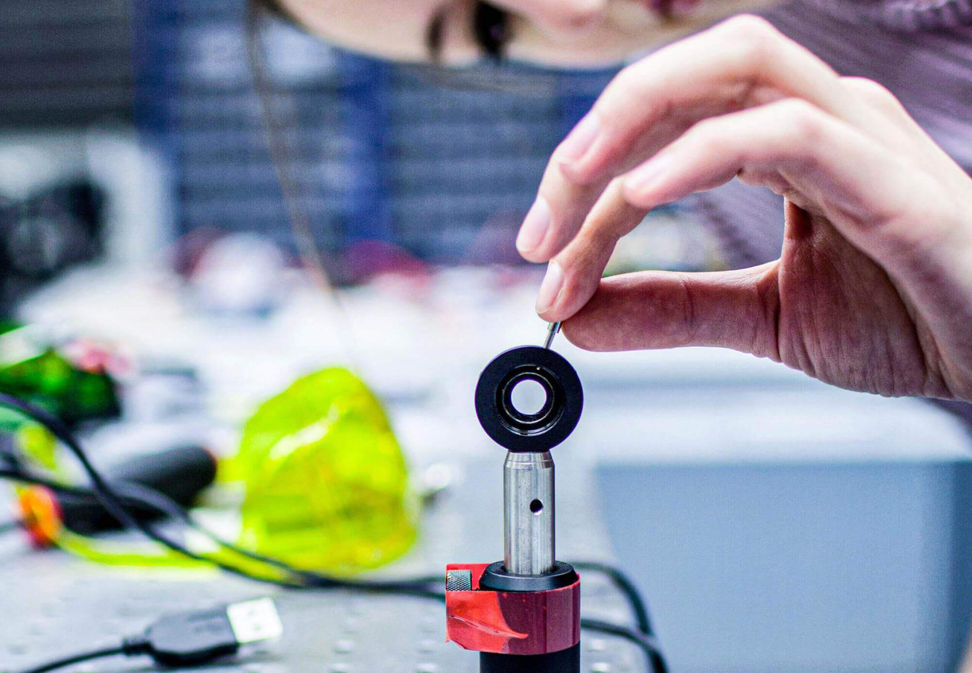 Justierung eines optischen Bauteils im Labor