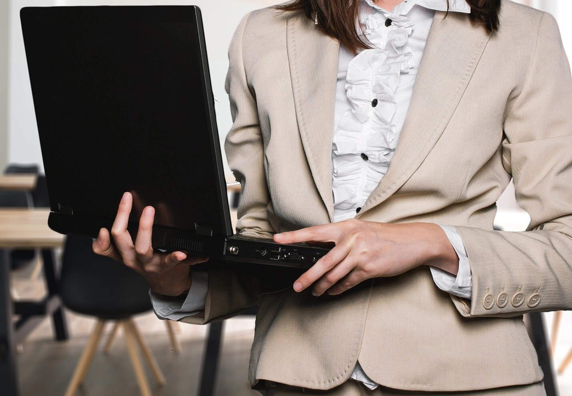 Geschäftsfrau mit Laptop im Büro