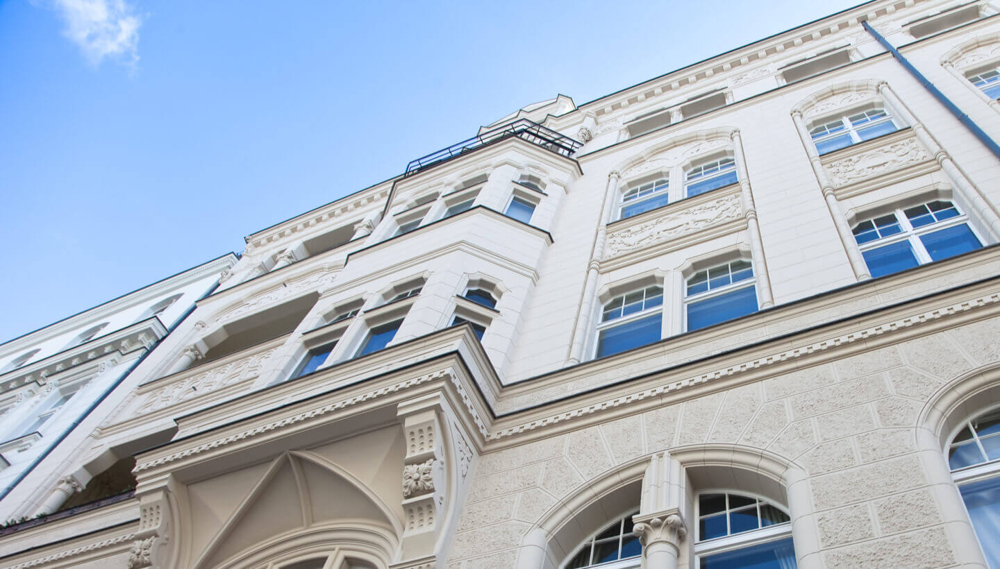 Fassade eines sanierten Altbaus als Symbol für die Immobilienwirtschaft