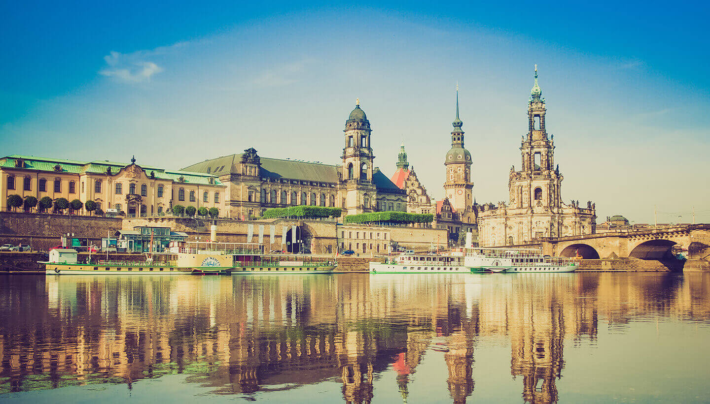 Dresdner Altstadtsilhouette an der Elbe mit Hofkirche und Brühlscher Terrasse