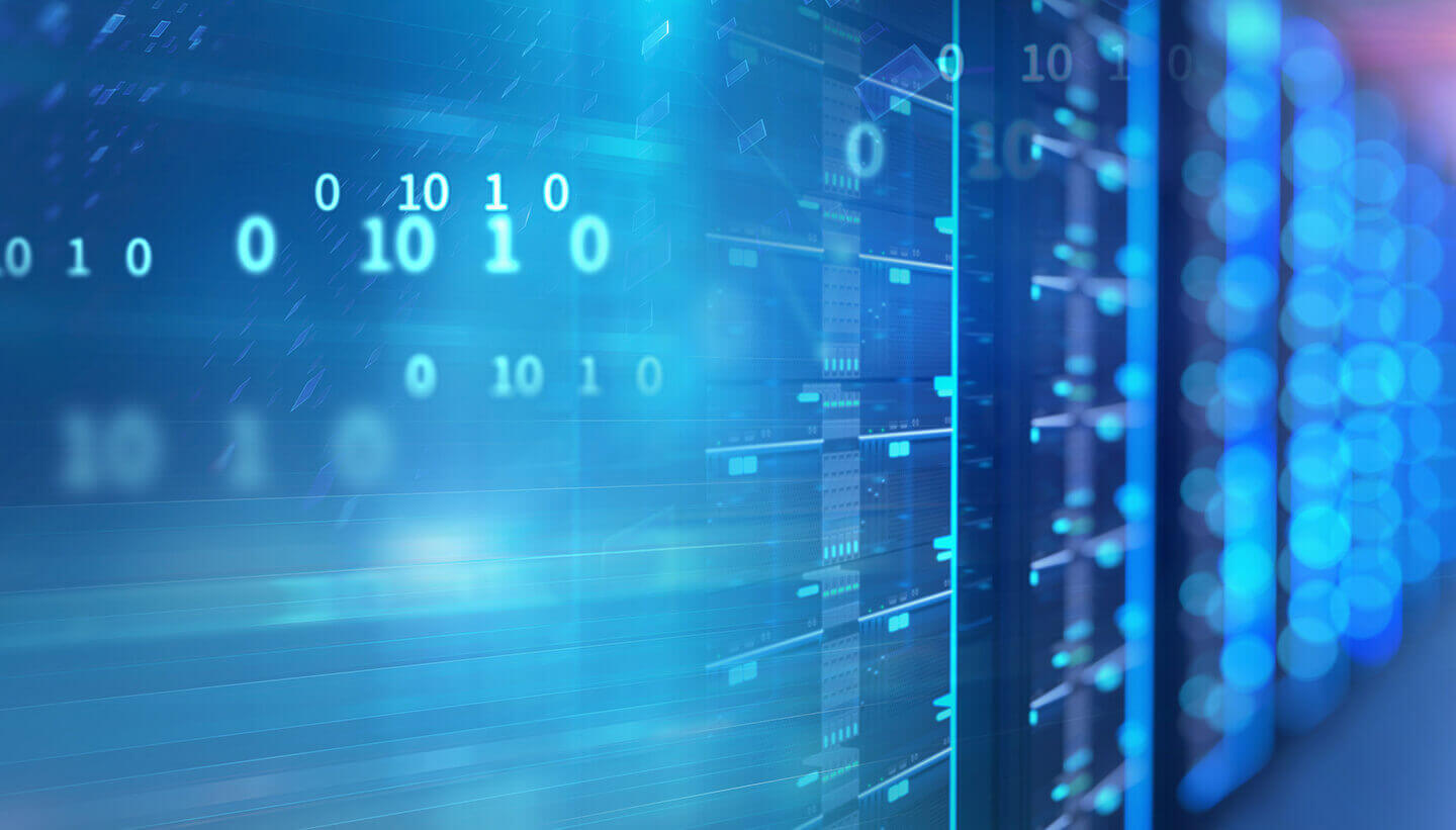 Serverreihen mit Binärcode als Symbol für IT-Sicherheit
