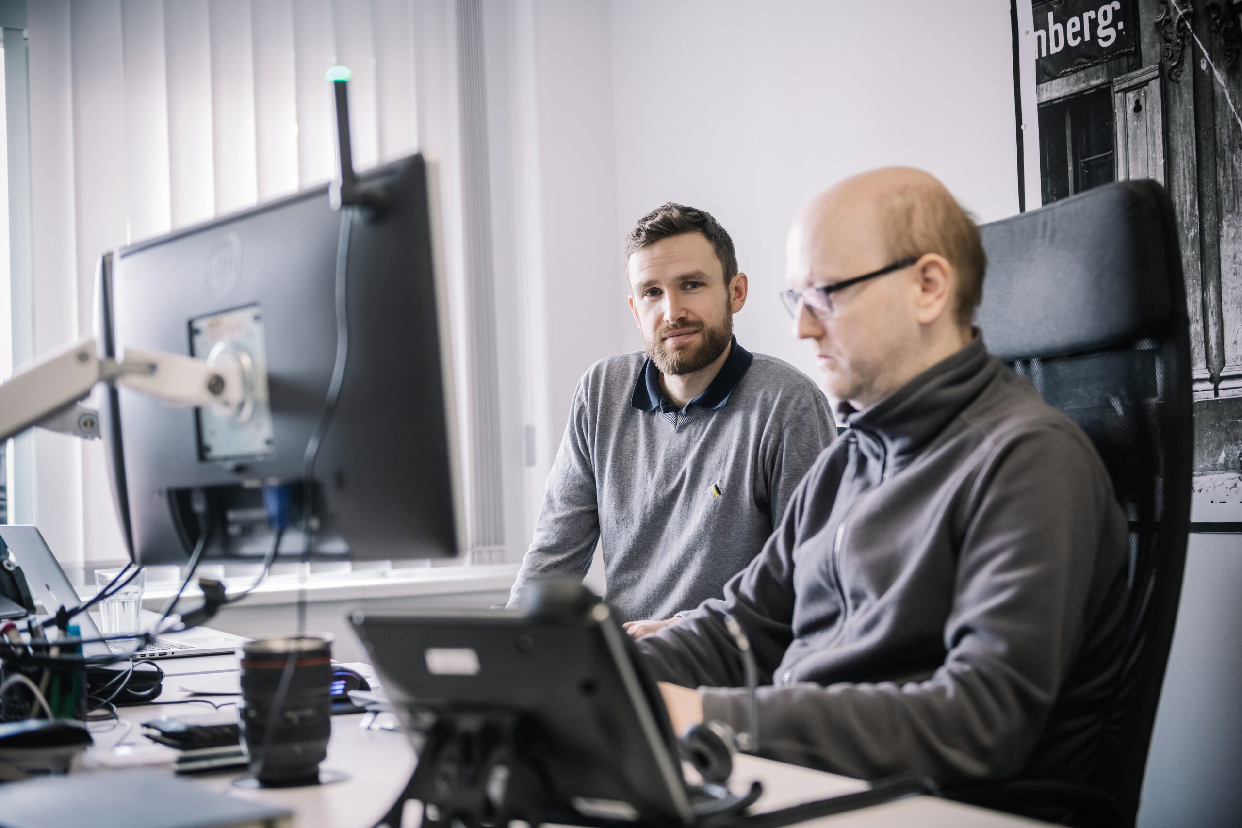 Zwei QITEC-Techniker arbeiten gemeinsam an einem Kundensystem