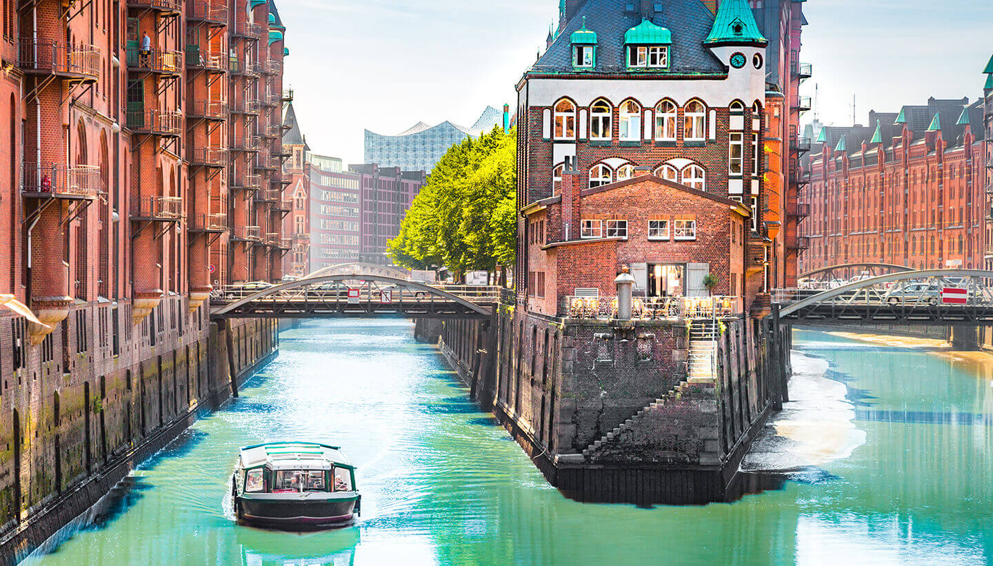 Speicherstadt in Hamburg mit Fleet und Barkasse