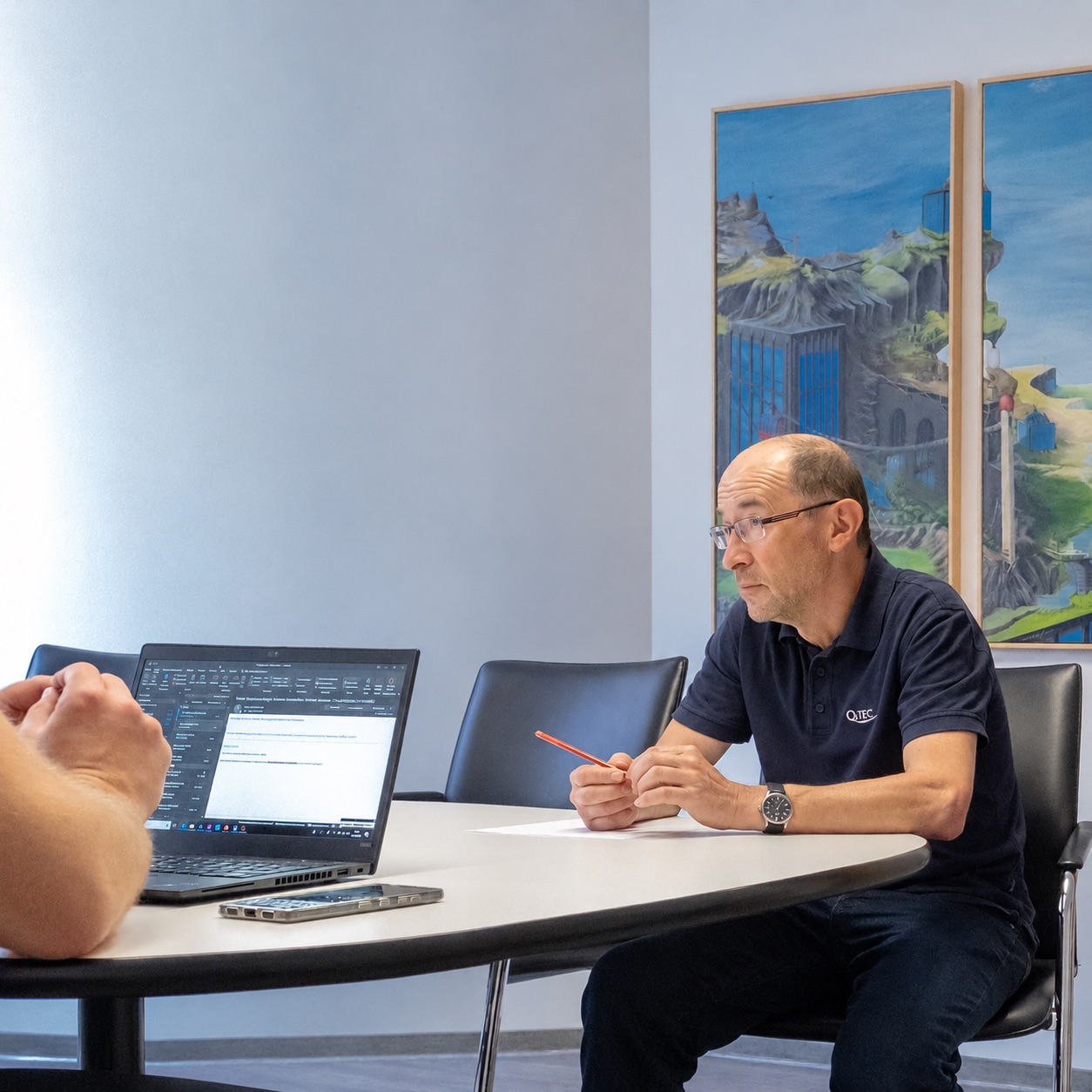 Beratungsgespräch am Besprechungstisch mit Laptop